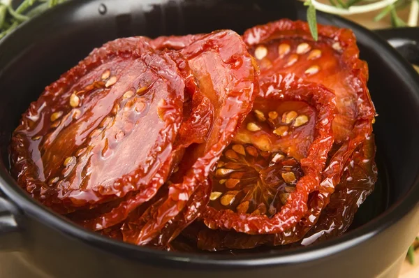 Tomates secos al sol con aceite de oliva —  Fotos de Stock