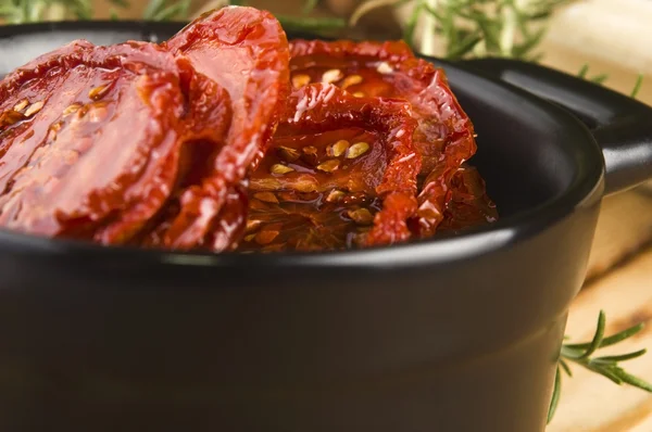 Tomates secos al sol con aceite de oliva —  Fotos de Stock