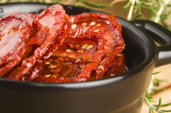 Сушеные помидоры с оливковым маслом — стоковое фото