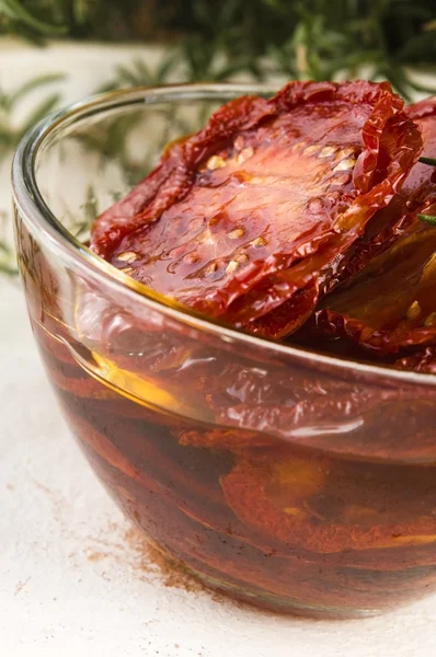 Getrocknete Tomaten mit Olivenöl — Stockfoto