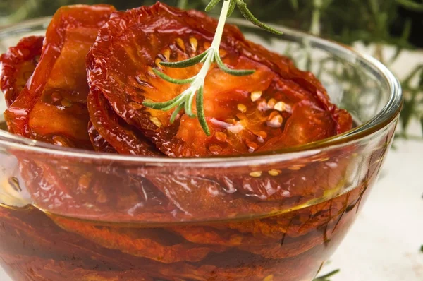 Getrocknete Tomaten mit Olivenöl — Stockfoto