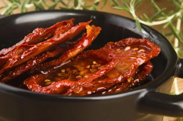 Getrocknete Tomaten mit Olivenöl — Stockfoto