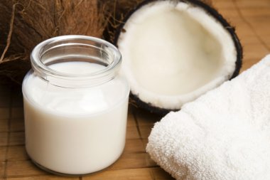 coco süt ile dolu bir kavanoz ile Hindistan cevizi meyve