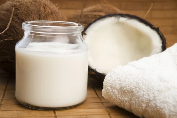 Kókusz gyümölcs a jar tele coco tej — Stock Fotó