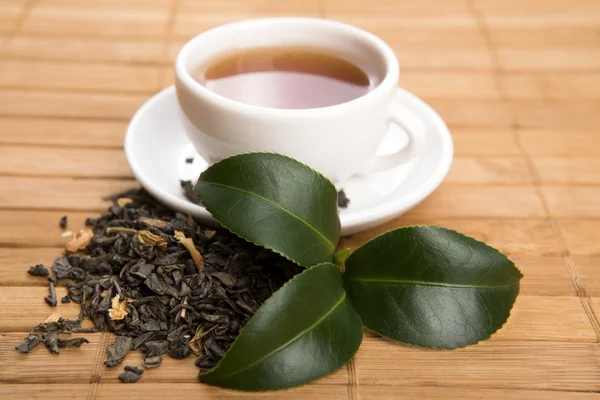 Une tasse de thé vert aux feuilles de freh — Photo