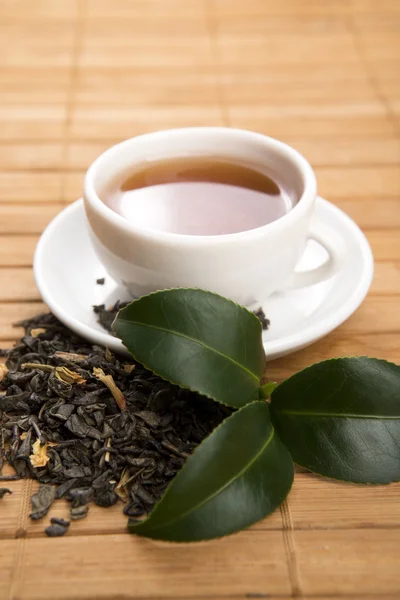 Una taza de té verde con hojas congeladas — Foto de Stock