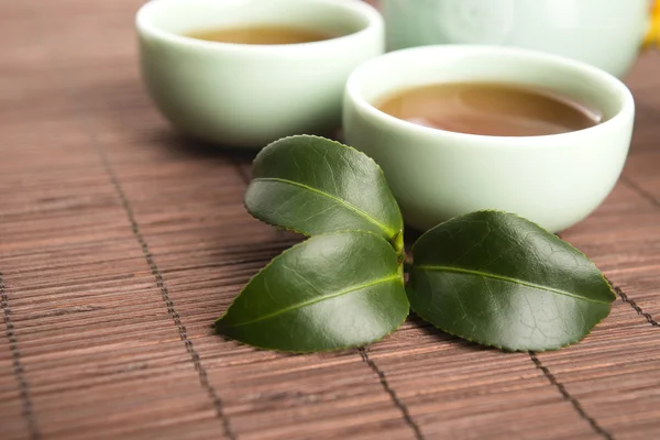 Чашка зеленого чая с листьями фре — стоковое фото