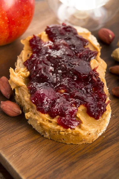 Sandwich met pindakaas en jam — Stockfoto