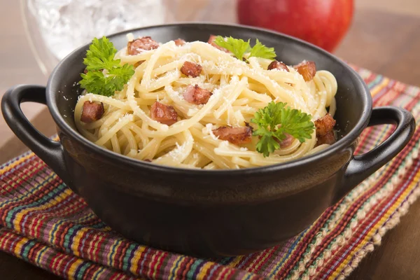 Pasta Carbonara mit Speck und Käse — Stockfoto