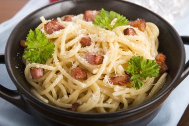 jambon ve peynirli makarna carbonara
