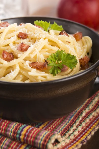 Pasta Carbonara mit Speck und Käse — Stockfoto