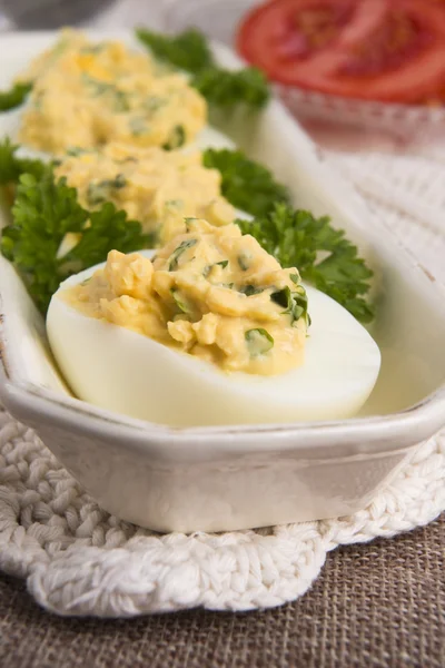 Fyllda ägg med persilja och majonnäs — Stockfoto