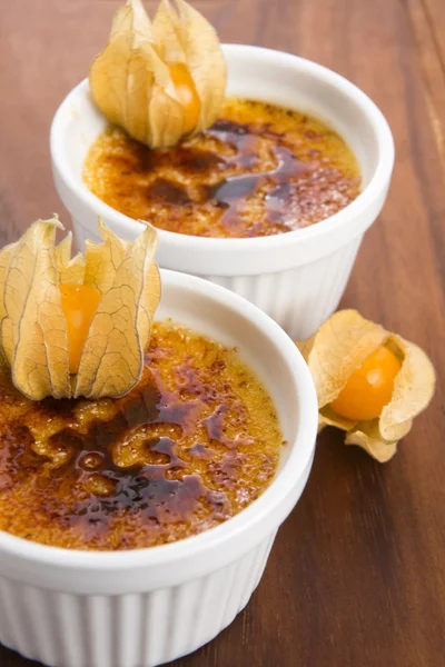 El postre francés - la crema brulee, la crema quemada —  Fotos de Stock