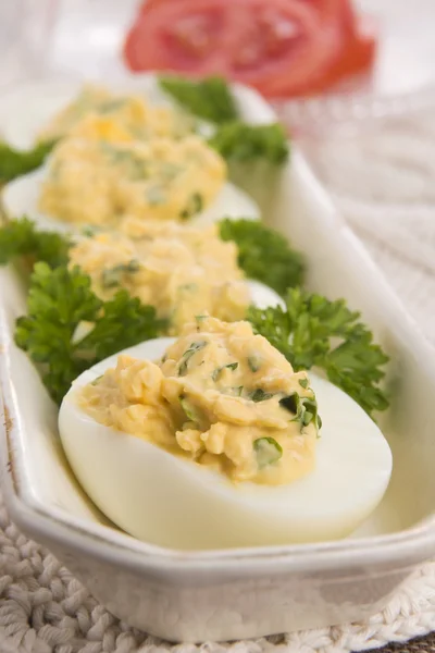 Fyllda ägg med persilja och majonnäs — Stockfoto