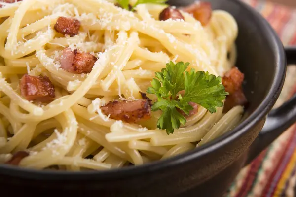 Pasta Carbonara mit Speck und Käse — Stockfoto