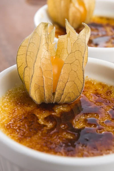 El postre francés - la crema brulee, la crema quemada — Foto de Stock