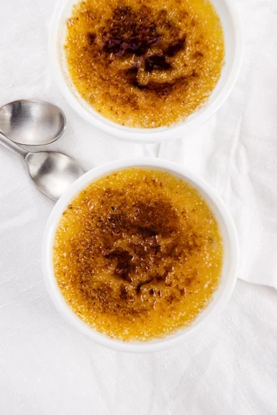 El postre francés - la crema brulee, la crema quemada — Foto de Stock