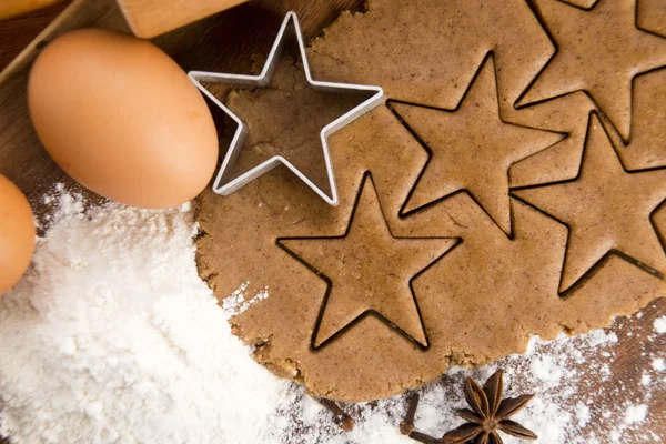 Voorbereiding van peperkoek cookies voor Kerstmis — Stockfoto