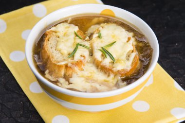 Fransız soğan çorbası malzemeler ile