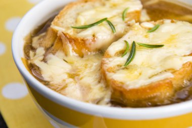 Fransız soğan çorbası malzemeler ile