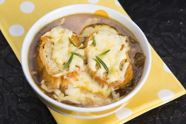 Soupe à l'oignon française avec ingrédients — Photo