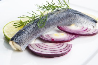 fileto ringa soğan ve limon ile
