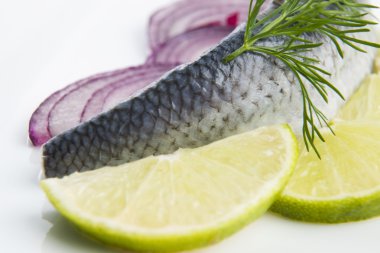 fileto ringa soğan ve limon ile