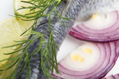 fileto ringa soğan ve limon ile