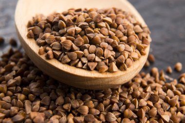 tahta kaşık içinde closeup buğday tohumları