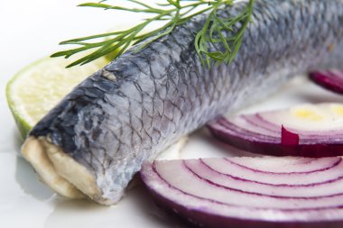 fileto ringa soğan ve limon ile