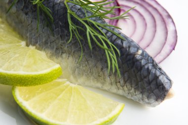 fileto ringa soğan ve limon ile
