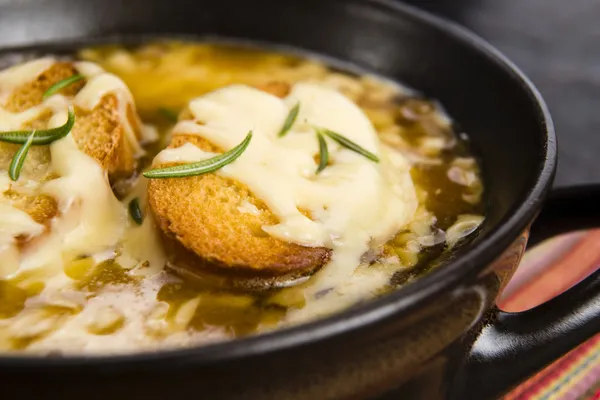 Sopa de cebola francesa com ingredientes — Fotografia de Stock