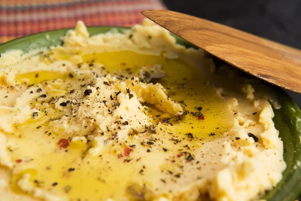 Eine Schüssel cremiger Hummus — Stockfoto