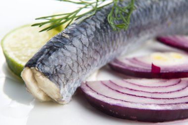 fileto ringa soğan ve limon ile