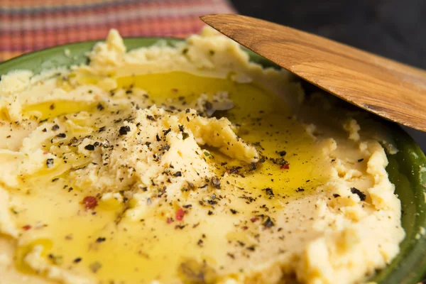 Eine Schüssel cremiger Hummus — Stockfoto