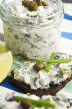 sandviç ile kara ekmek, tane ringa balığı, mantar, biber