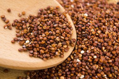 Kırmızı quinoa tahıl