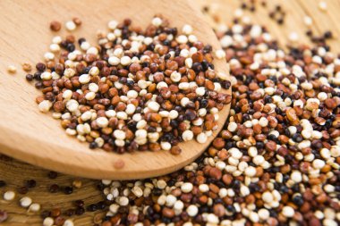 Üç renkli quinoa tahıl