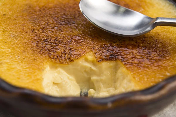 Французький десерт - кремовий джміль, спалений крем. — стокове фото