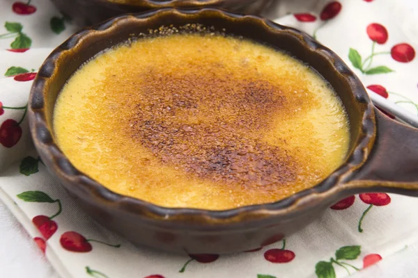 El postre francés - la crema brulee, la crema quemada — Foto de Stock