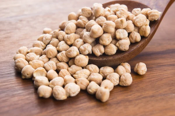 Dried white chickpeas ceci on the wooden spoon — Stock Photo, Image