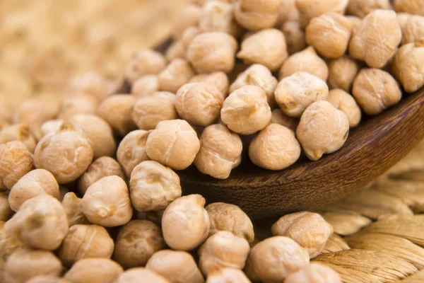 Garbanzos blancos secos ceci en la cuchara de madera —  Fotos de Stock