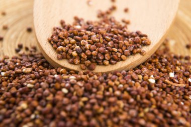 Kırmızı quinoa tahıl