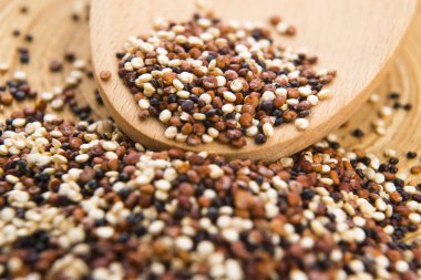 Üç renkli quinoa tahıl
