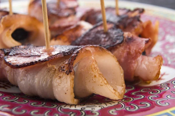 Poda assada em bacon em uma chapa — Fotografia de Stock