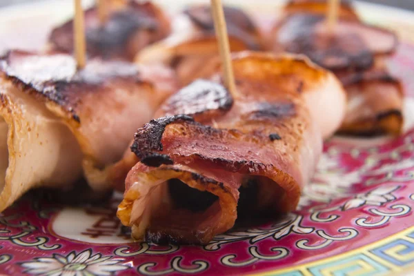 Poda assada em bacon em uma chapa — Fotografia de Stock