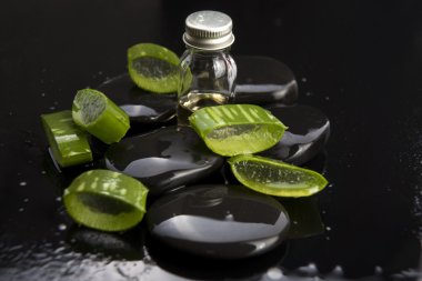 Aloe yaprakları ile taş üzerine dilimlenmiş
