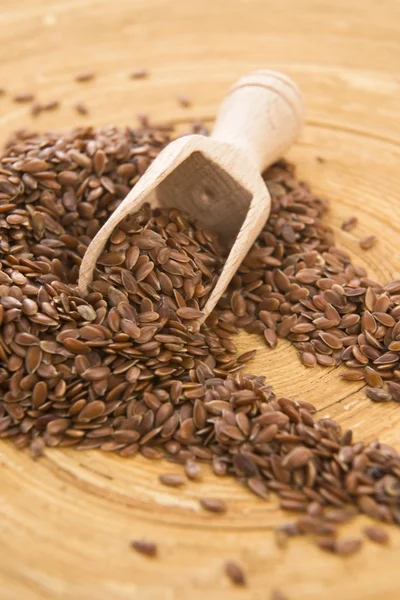 Cuchara de madera con semillas de lino — Foto de Stock