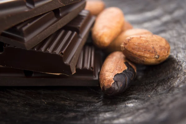 Judías de cacao con chocolate con leche —  Fotos de Stock
