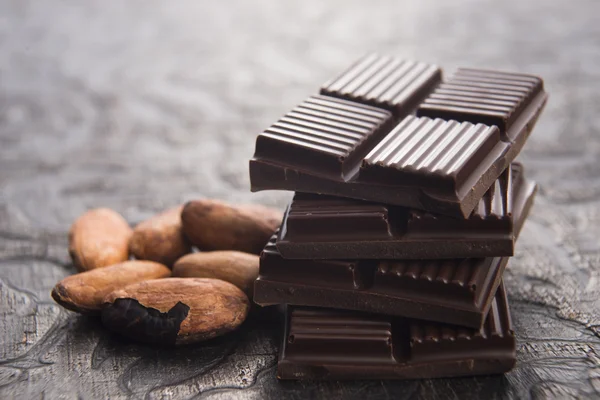 Cacao bönor med mjölkchoklad — Stockfoto